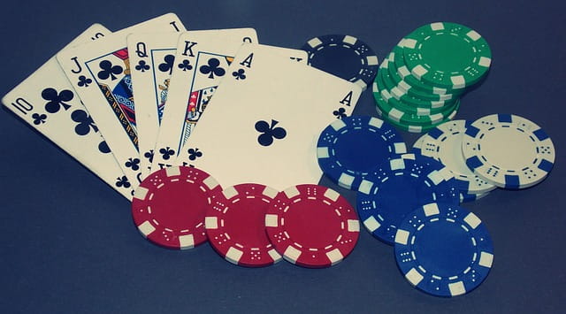 Karten und Spielchips für Online Casino Poker.